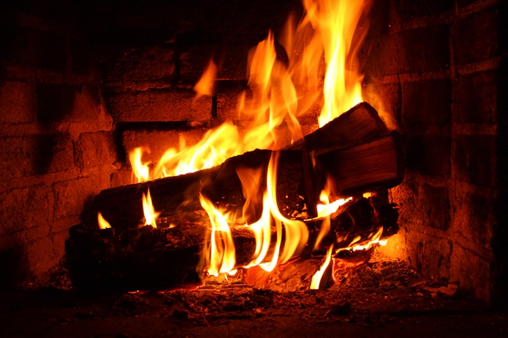 fireplace-in-winter-16867610.jpg